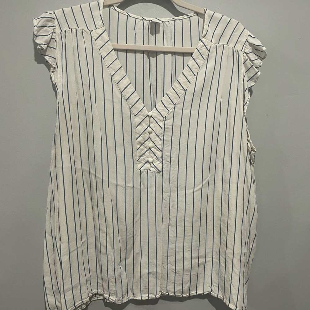 ✨XL BLUE AND WHITE OLD NAVY TOP✨